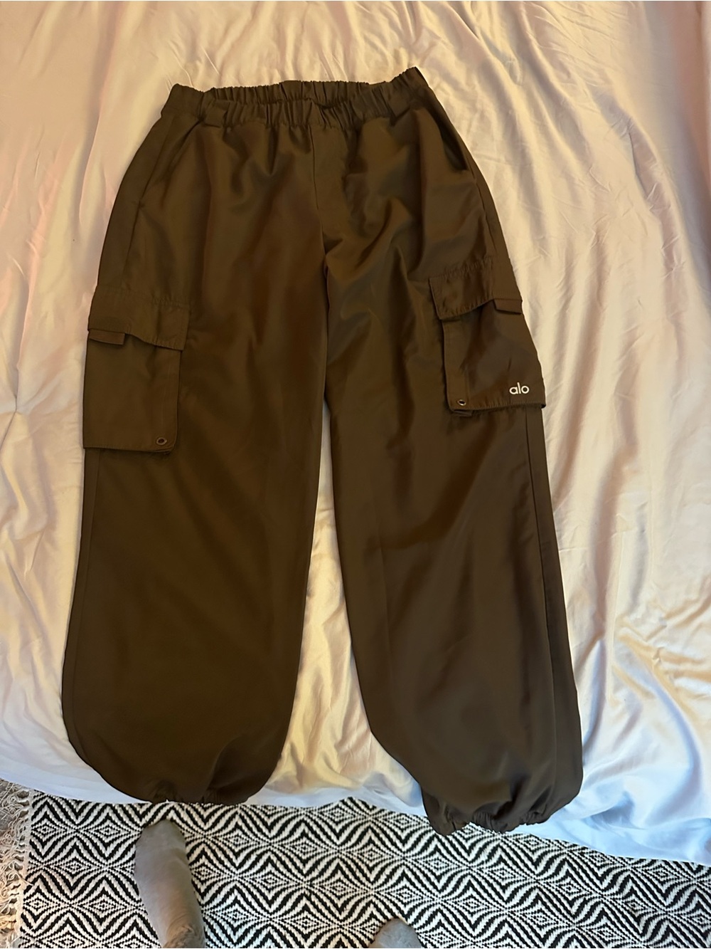 ALO Yoga Men’s Cargo Pants in Dark Olive Brown